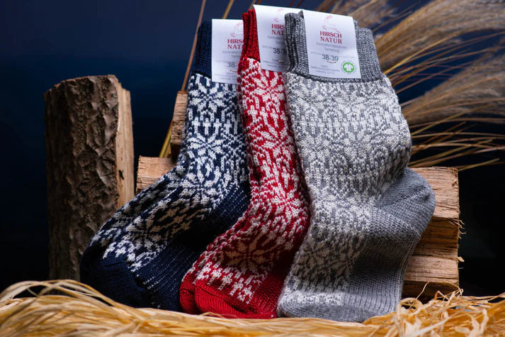 Hirsch Natur Norweger Socken mit klassischem Sternenmuster