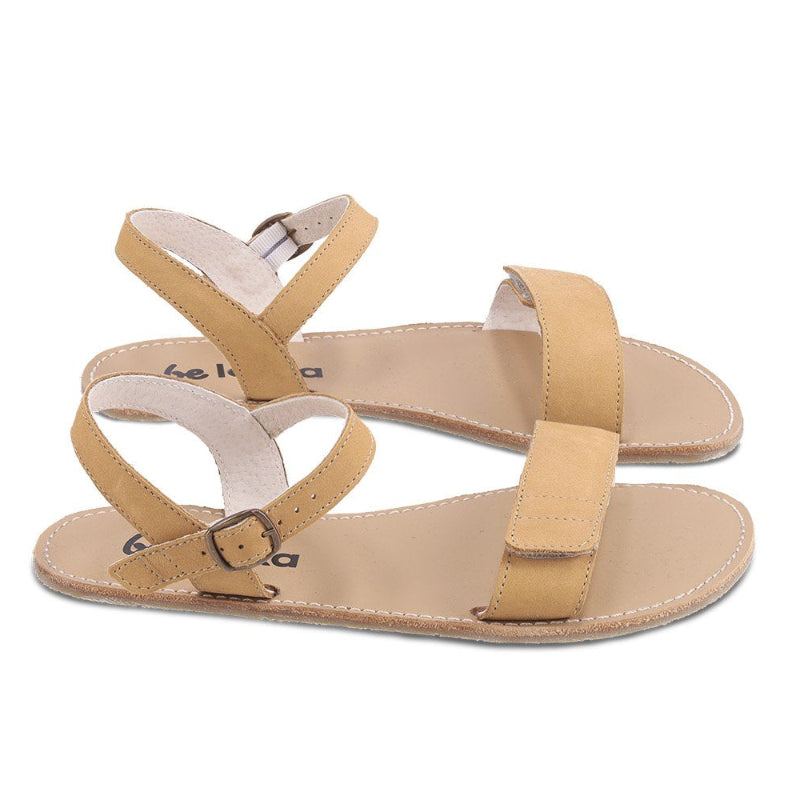Be Lenka Grace Seitenansicht Sand