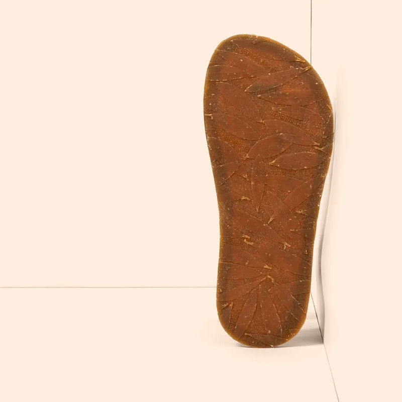 Flexible Gummisohle mit Relief bei El Naturalista Satya